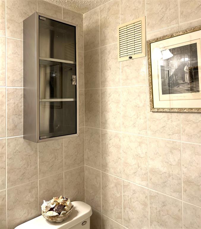 2057 Cambridge C, Unit 2057 Deerfield Beach, FL 33442 - Photo 17 of 29 GUEST BATHROOM