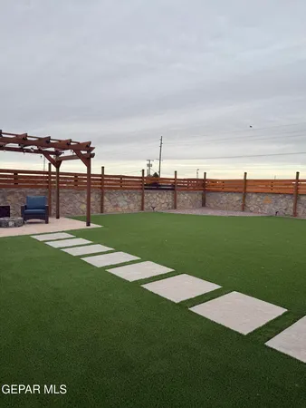 a view of a backyard