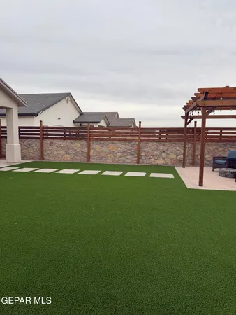 a view of a backyard
