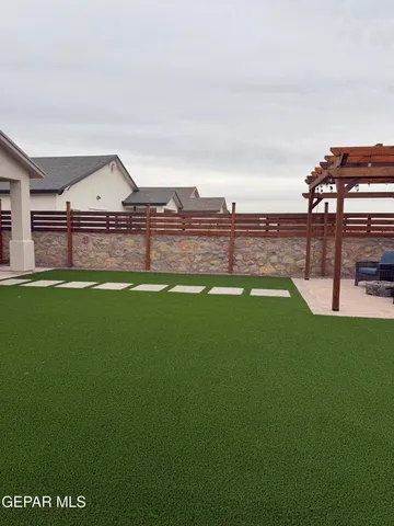 a view of a backyard