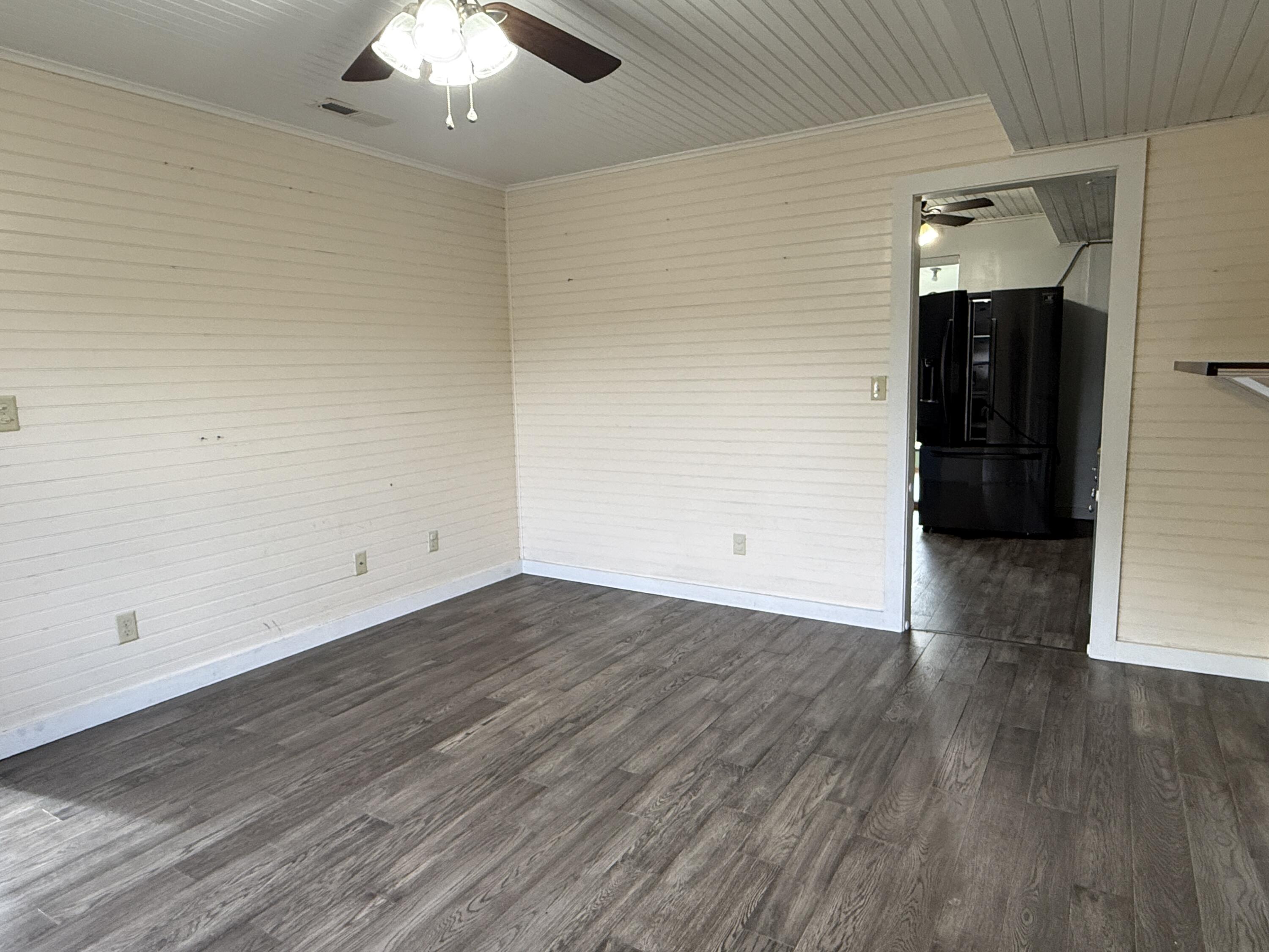 321 Park Street Walworth, WI 53184 - Photo 5 of 23 Living Room