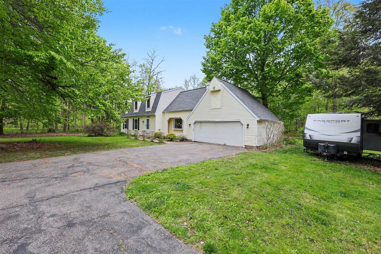 2813 Brookside Boulevard Jackson, MI 49203 - Photo 2 of 45