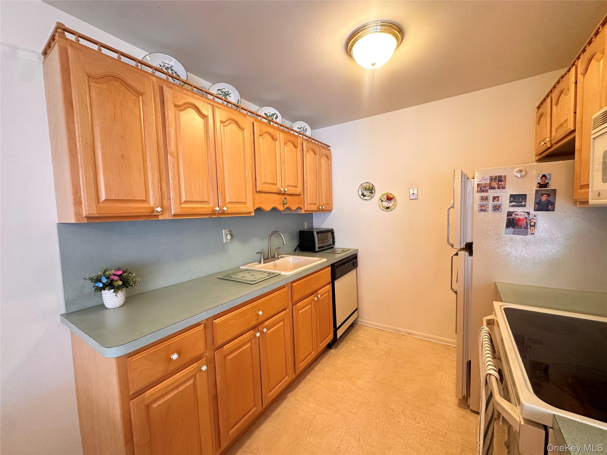 258 Newcastle Court, Unit F Ridge, NY 11961 - Photo 6 of 12