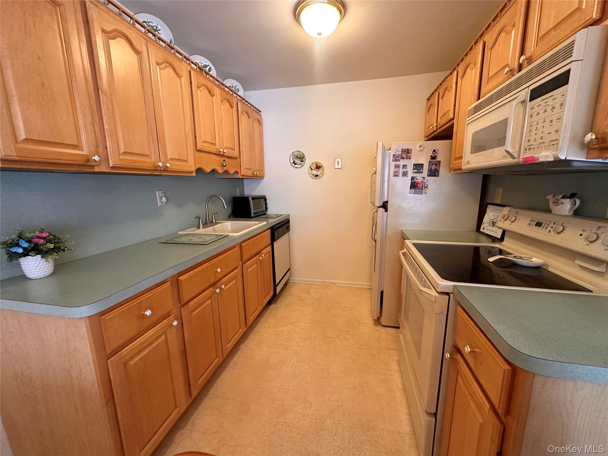 258 Newcastle Court, Unit F Ridge, NY 11961 - Photo 8 of 12