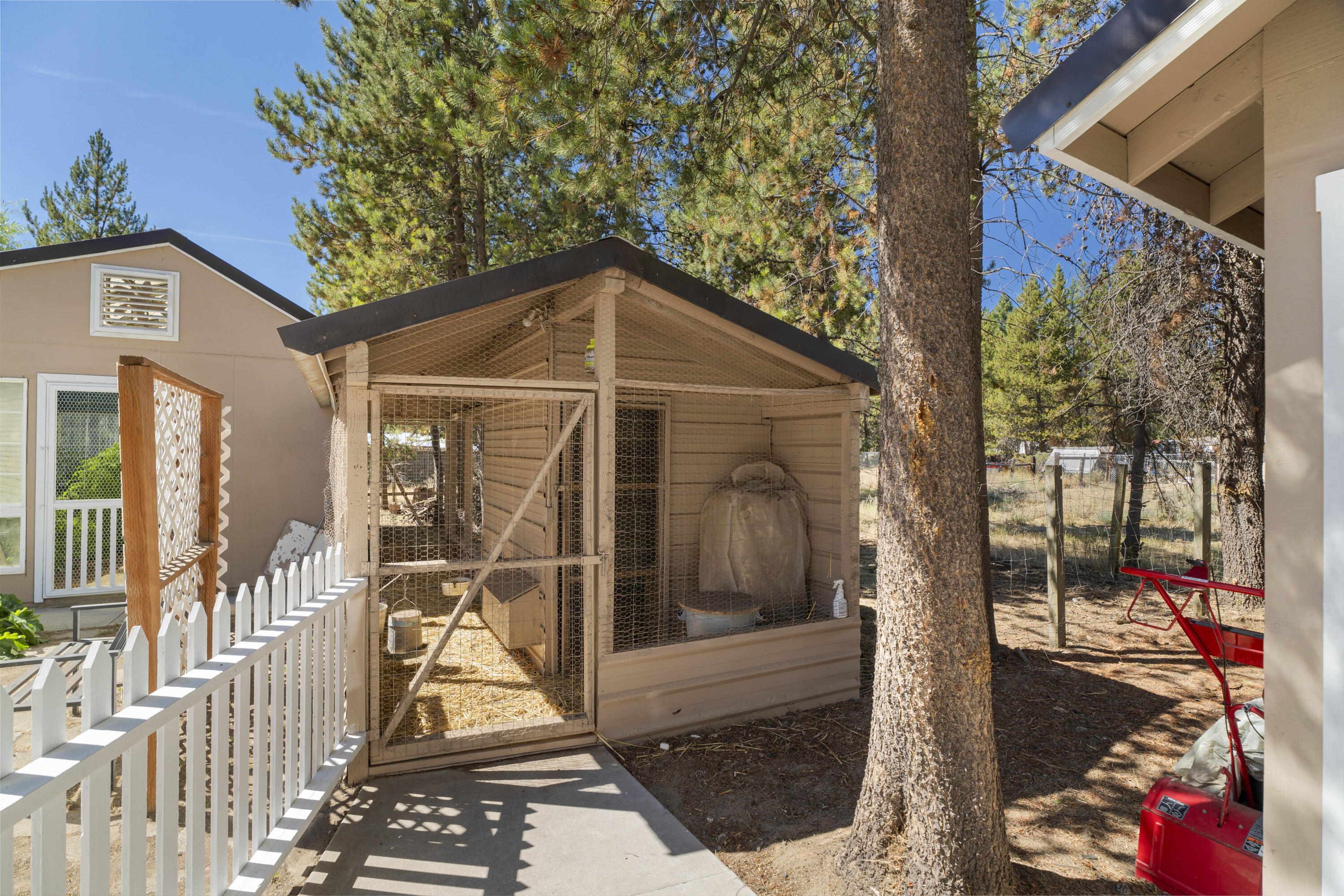 51445 Ash Road La Pine, OR 97739 - Photo 45 of 50 Chicken coop