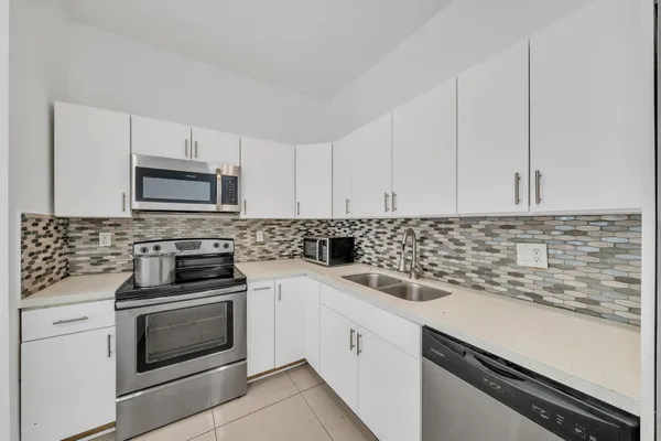 $650,000 | 16010 Northeast 5th Avenue, Miami, FL 33162