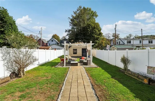a view of backyard with a garden