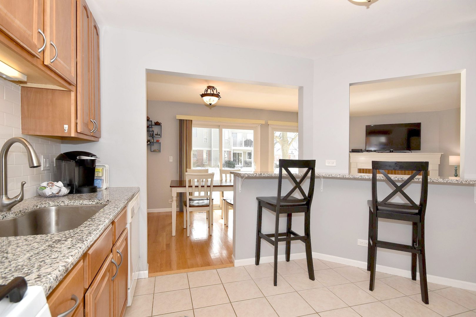 1622 Hadley Court, Unit C1 Wheeling, IL 60090 - Photo 5 of 32 a kitchen that has a table and chairs in it