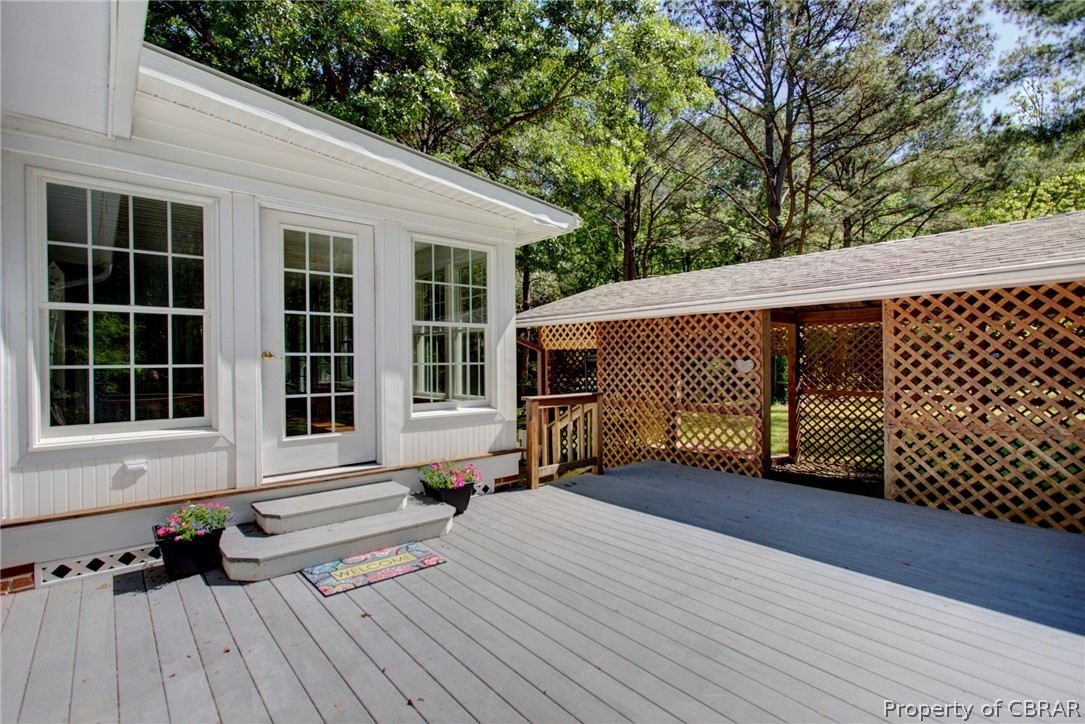 198 Edgewater Road Saluda, VA 23149 - Photo 23 of 31 Rear Deck