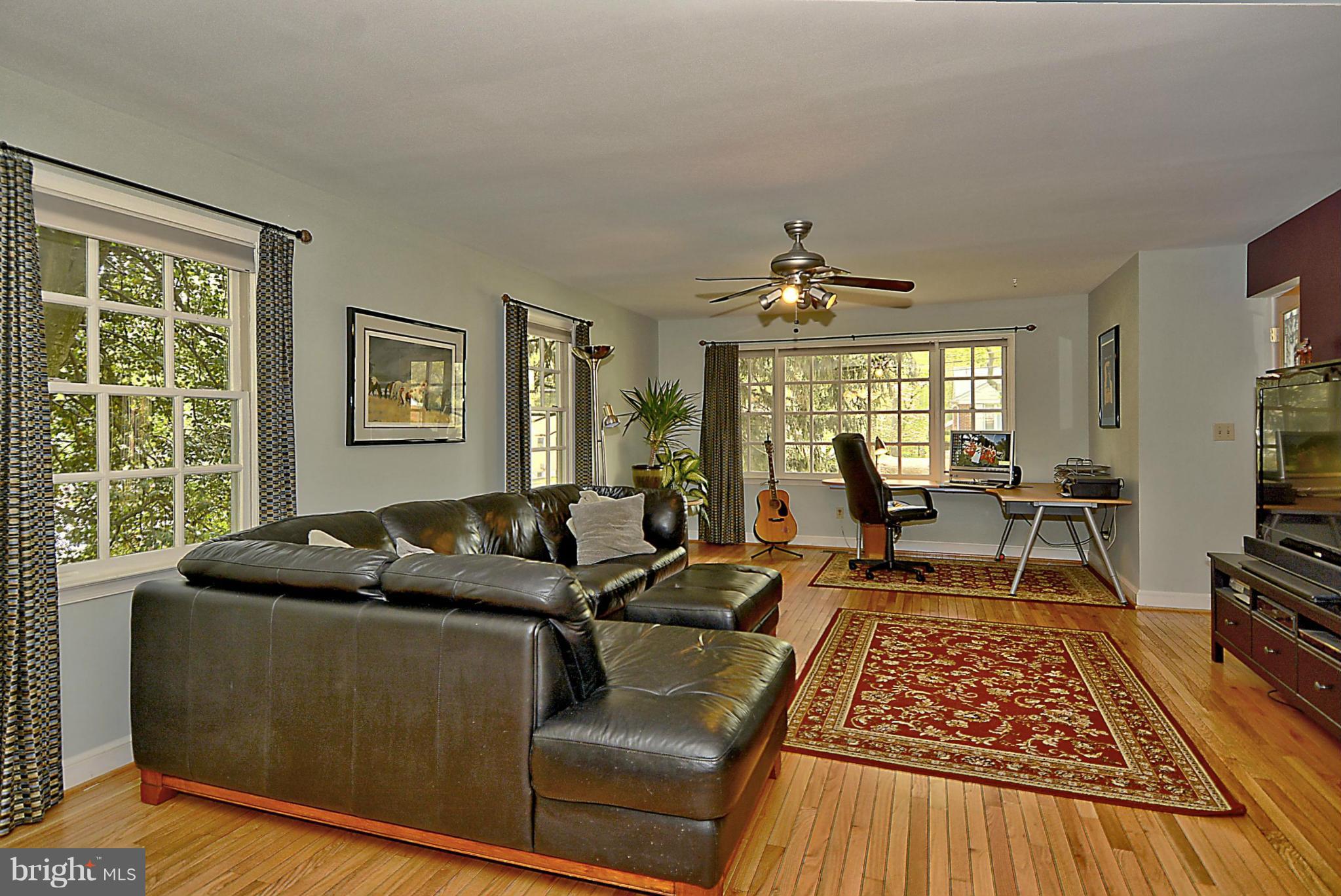100 Hutton Street Gaithersburg, MD 20877 - Photo 5 of 30 Living Room