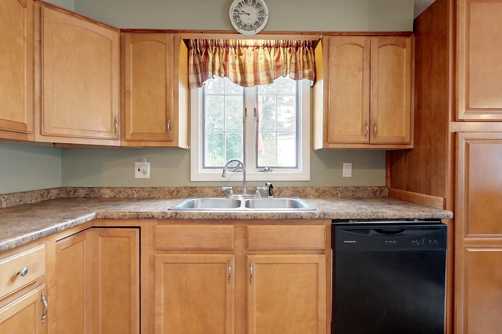 9 Oakland Road Pepperell, MA 01463 - Photo 3 of 37