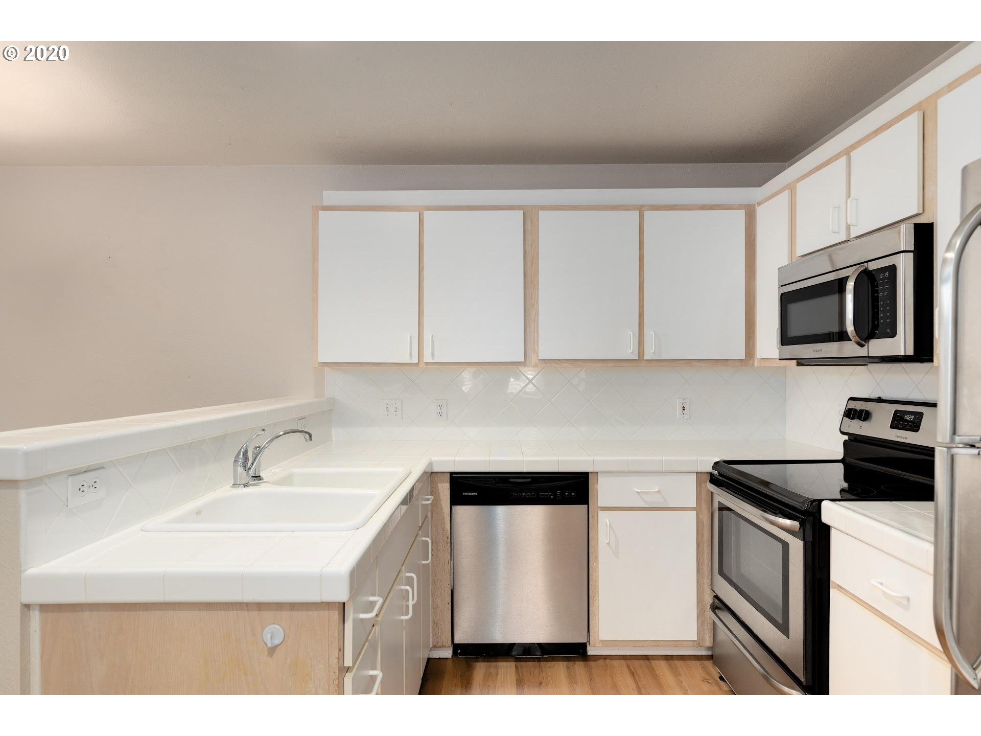 5225 Jean Road, Unit 506 Lake Oswego, OR 97035 - Photo 10 of 25
