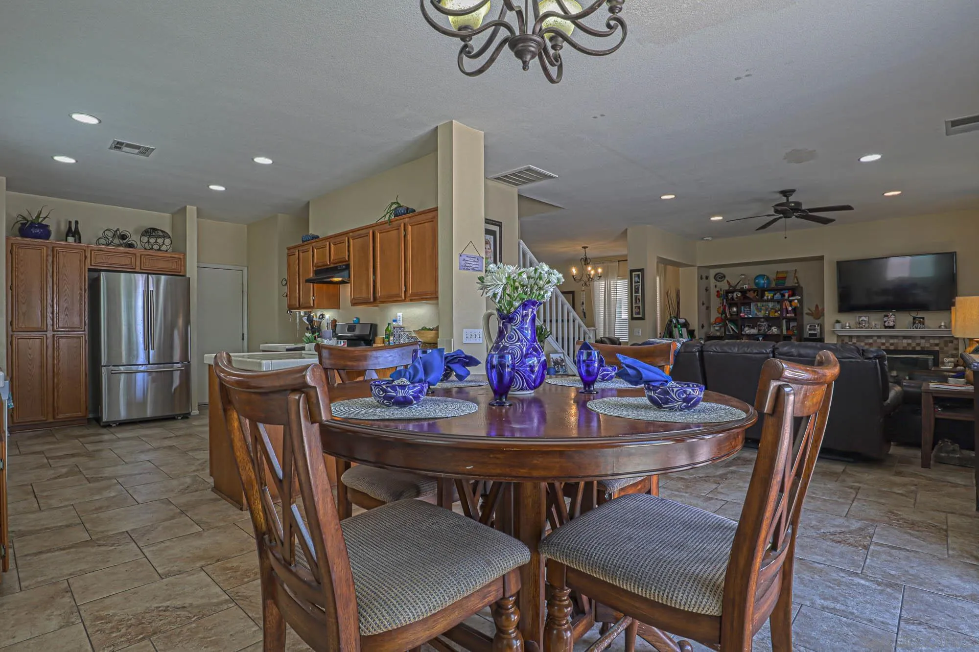 914 Rigley Street Chula Vista, CA 91911 - Photo 11 of 35 a view of a dining room with furniture