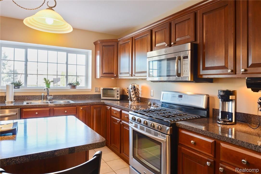 930 Ridgeview Circle Lake Orion, MI 48362 - Photo 13 of 36 CNG_2160Blended.jpg