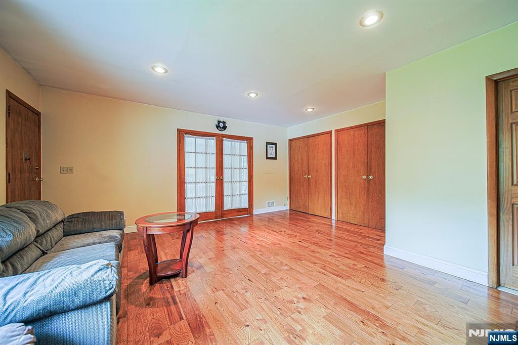 728 Lancaster Road Ridgefield, NJ 07657 - Photo 19 of 34 Gallery Image 19
