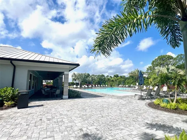 a view of a house with porch and entertaining space