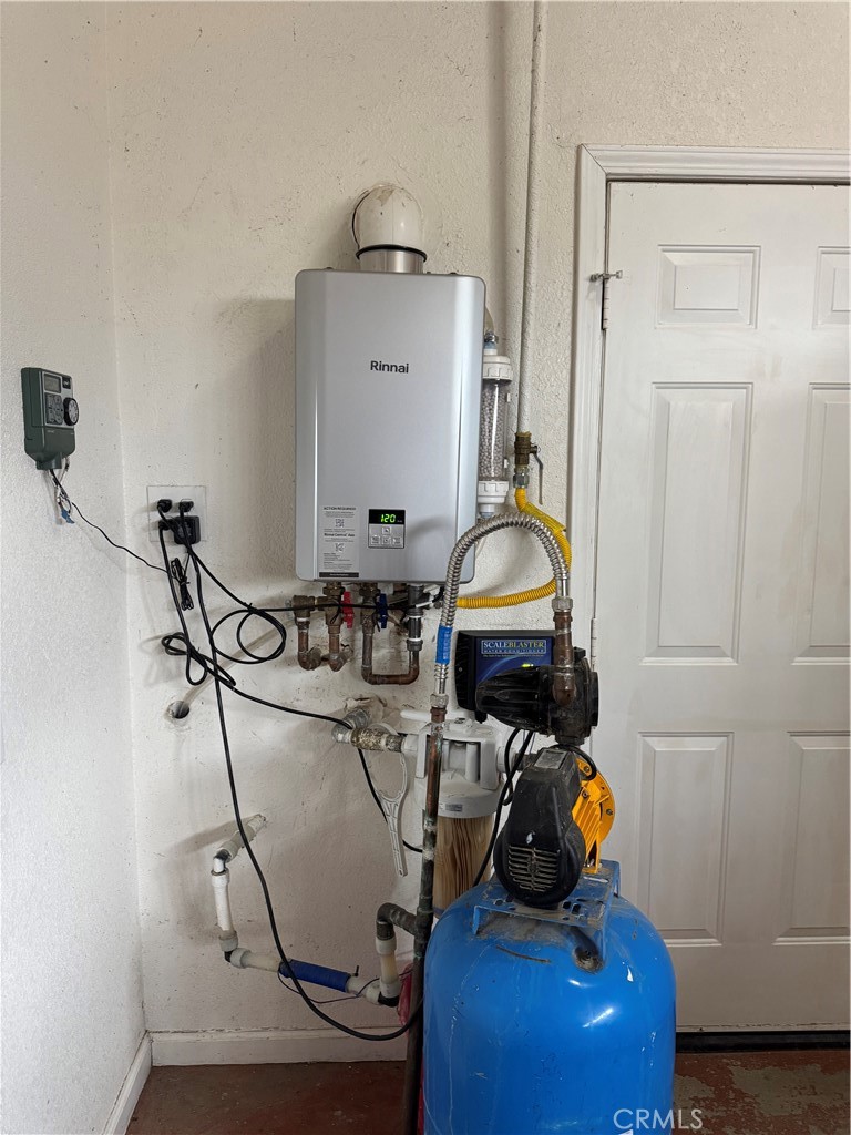 19701 Dovetail Court Tehachapi, CA 93561 - Photo 20 of 44 a room with gym equipment and wooden floor