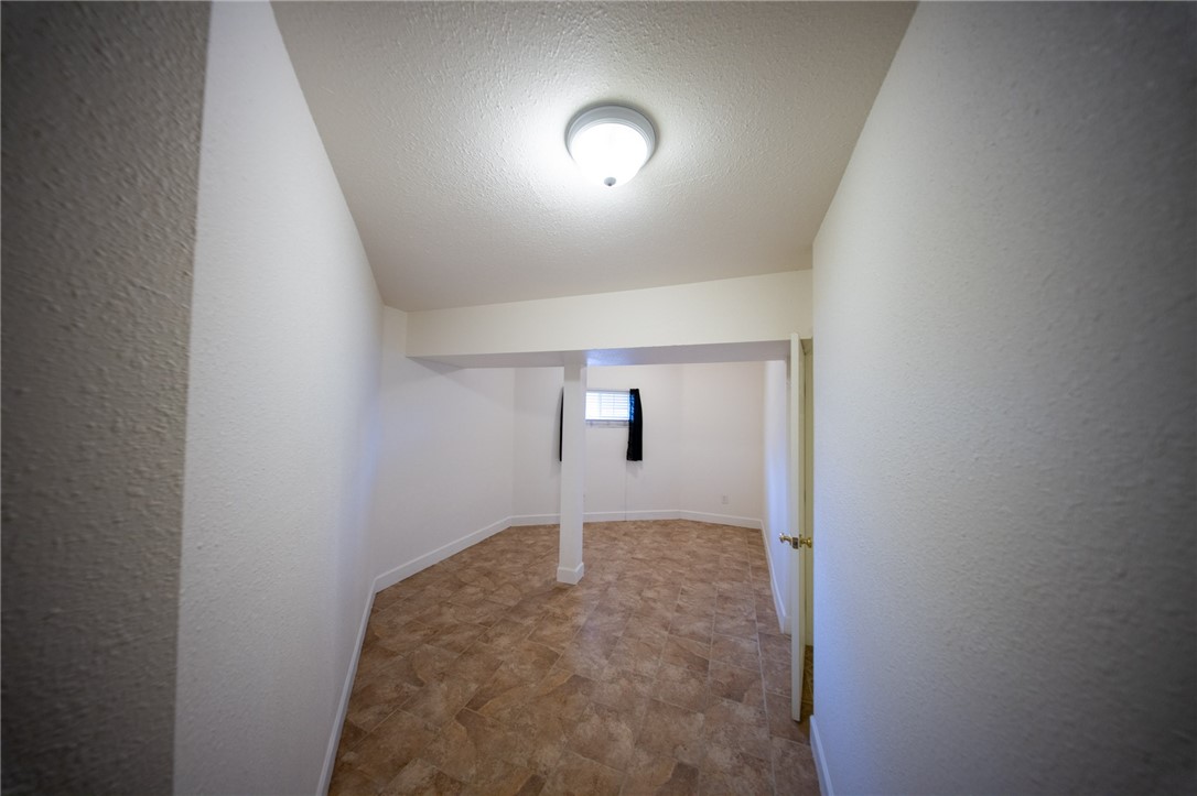 19701 Dovetail Court Tehachapi, CA 93561 - Photo 30 of 44 a view of a hallway to a room