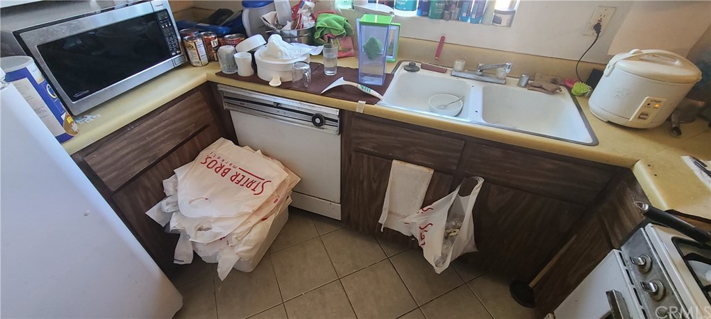 1192 Mitchell Avenue, Unit 7 Tustin, CA 92780 - Photo 14 of 16 a utility room with dryer and washer