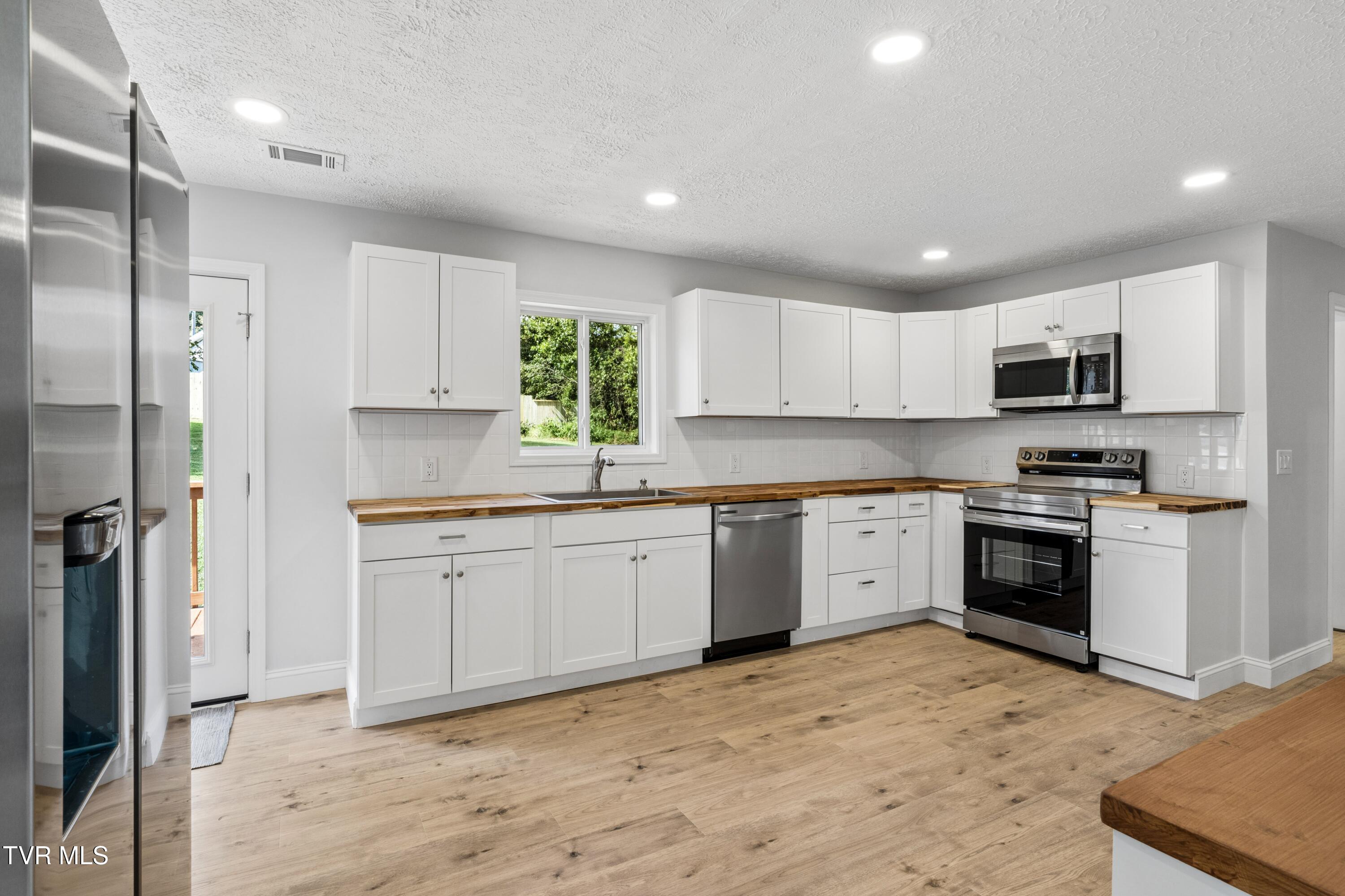 4429 Island Road Bristol, TN 37620 - Photo 11 of 48 Kitchen