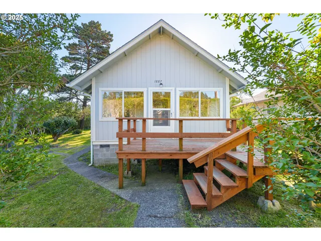 a view of a house with backyard and sitting area