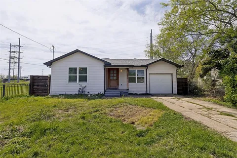 a view of a house with backyard
