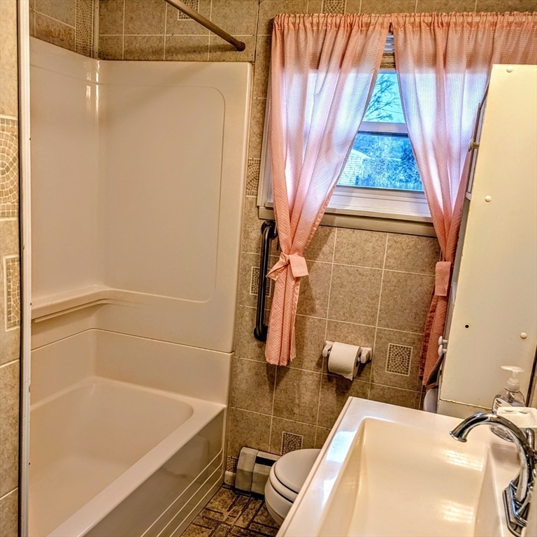 5 Clarendon Road Auburn, MA 01501 - Photo 10 of 34