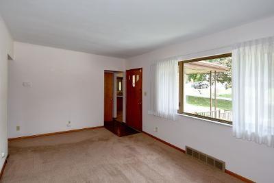 186 McIntyre Road Pittsburgh, PA 15237 - Photo 5 of 25 The living room is light and bright!