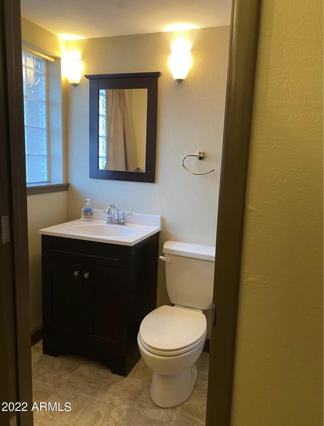 353 East Thomas Road, Unit C205 Phoenix, AZ 85012 - Photo 10 of 17 IMG-3564