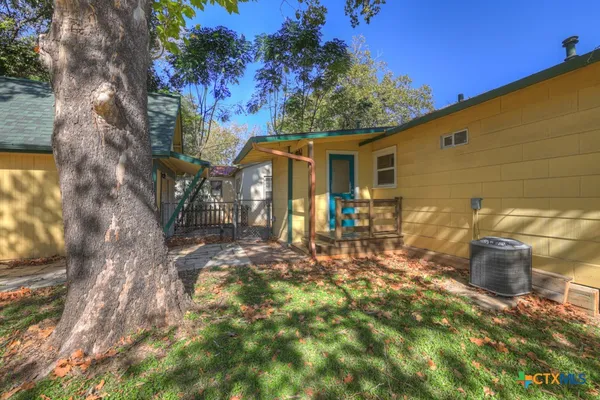 $1,700 | 927 North Union Avenue, New Braunfels, TX 78130
