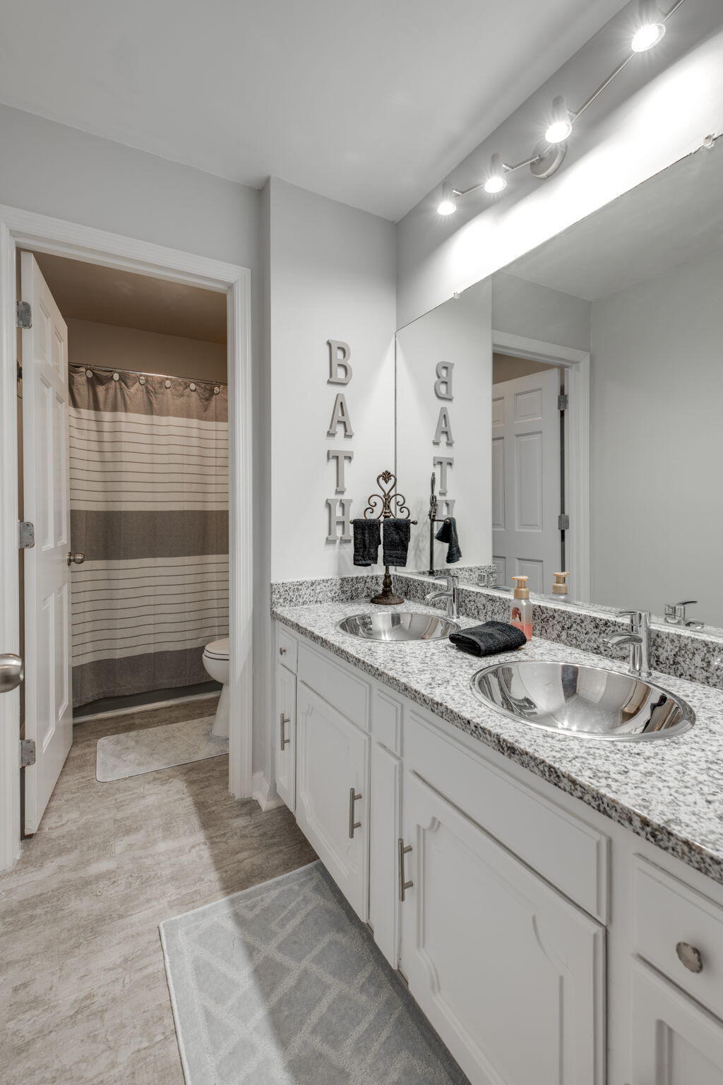 207 Red Wood Road Dalton, GA 30721 - Photo 23 of 53 Bathroom