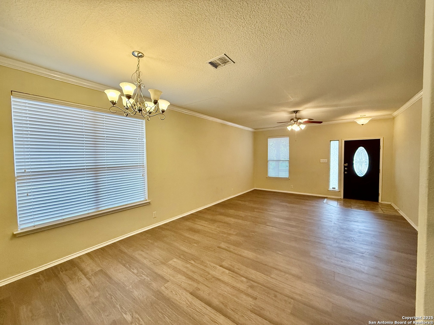 7015 Laguna Beach Converse, TX 78109 - Photo 5 of 39 a view of a livingroom with a chandelier
