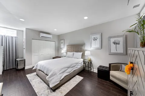 $999,999 | 722 Durham Drive, Houston, TX 77007