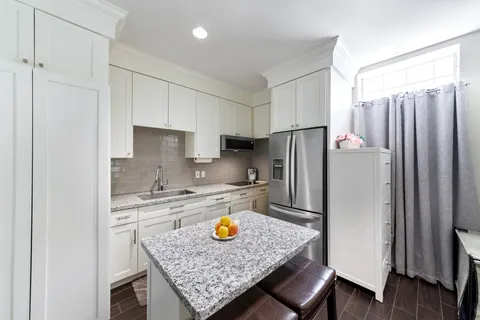 $999,999 | 722 Durham Drive, Houston, TX 77007