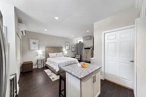 $999,999 | 722 Durham Drive, Houston, TX 77007