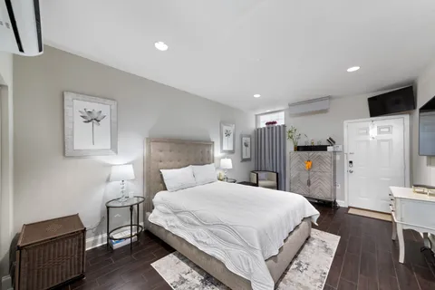 $999,999 | 722 Durham Drive, Houston, TX 77007