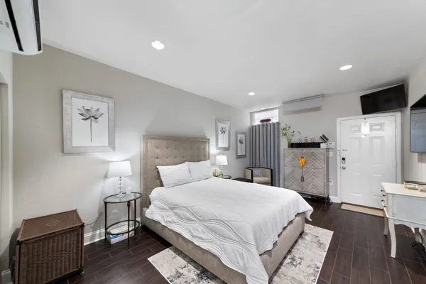 $899,000 | 722 Durham Drive, Houston, TX 77007