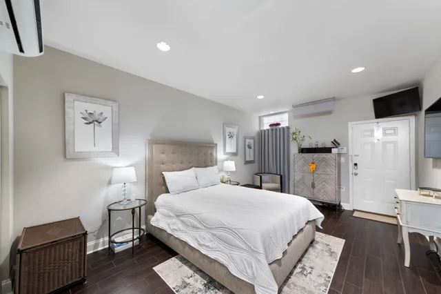 $899,000 | 722 Durham Drive, Houston, TX 77007