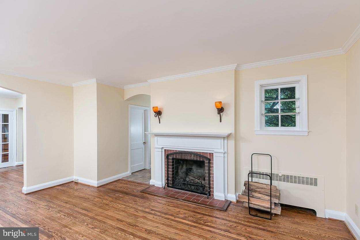 5506 South Bend Road Baltimore, MD 21209 - Photo 6 of 30 Living Room