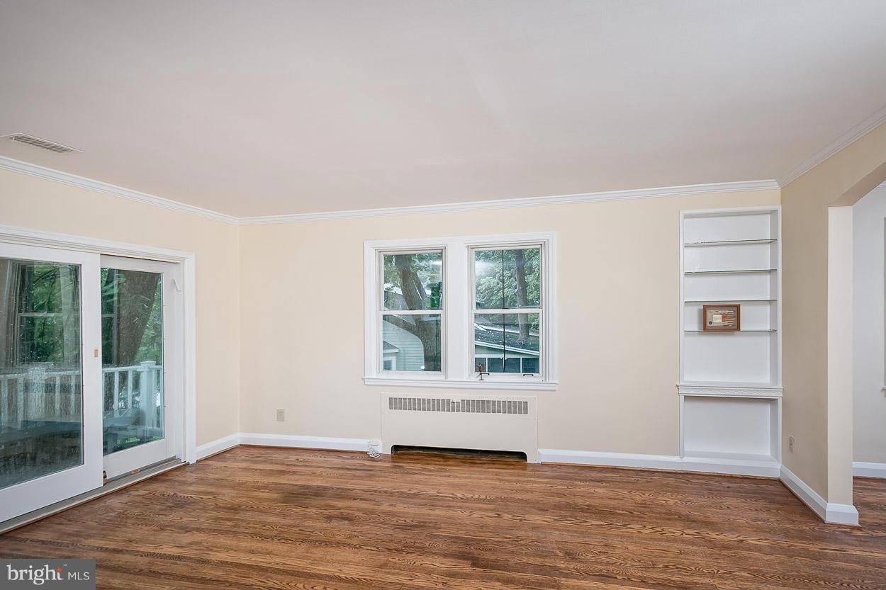 5506 South Bend Road Baltimore, MD 21209 - Photo 8 of 30 Living Room