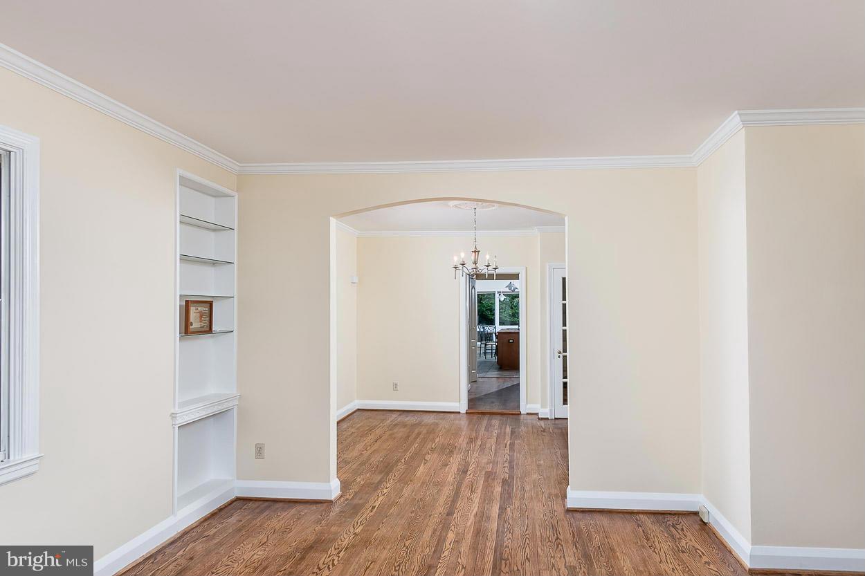5506 South Bend Road Baltimore, MD 21209 - Photo 9 of 30 Living Room