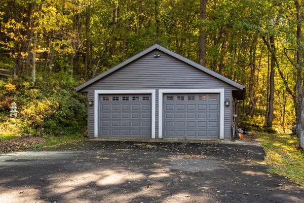 $639,900 | 7030 Birchwood Drive, La Crescent, MN 55947