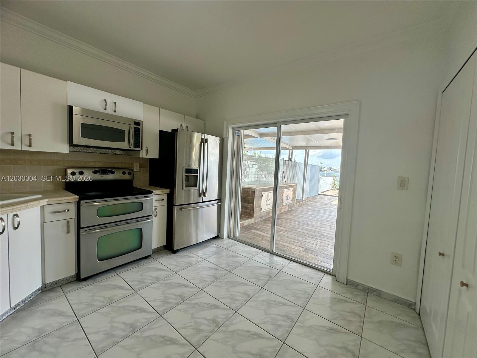9837 West Okeechobee Road, Unit 805 Hialeah Gardens, FL 33016 - Photo 5 of 33