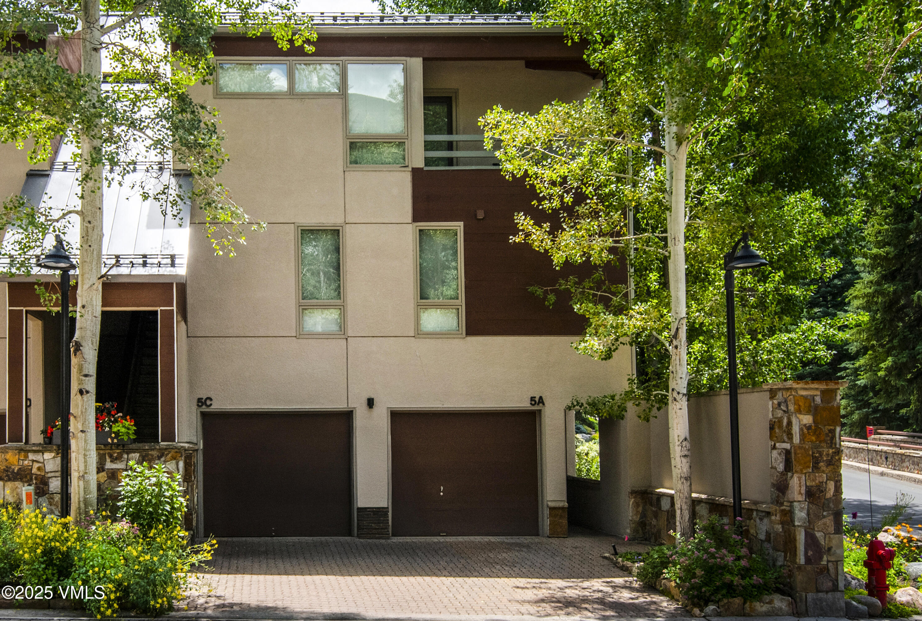 1360 Westhaven Drive, Unit 5A Vail, CO 81657 - Photo 4 of 60 a front view of a house with garden