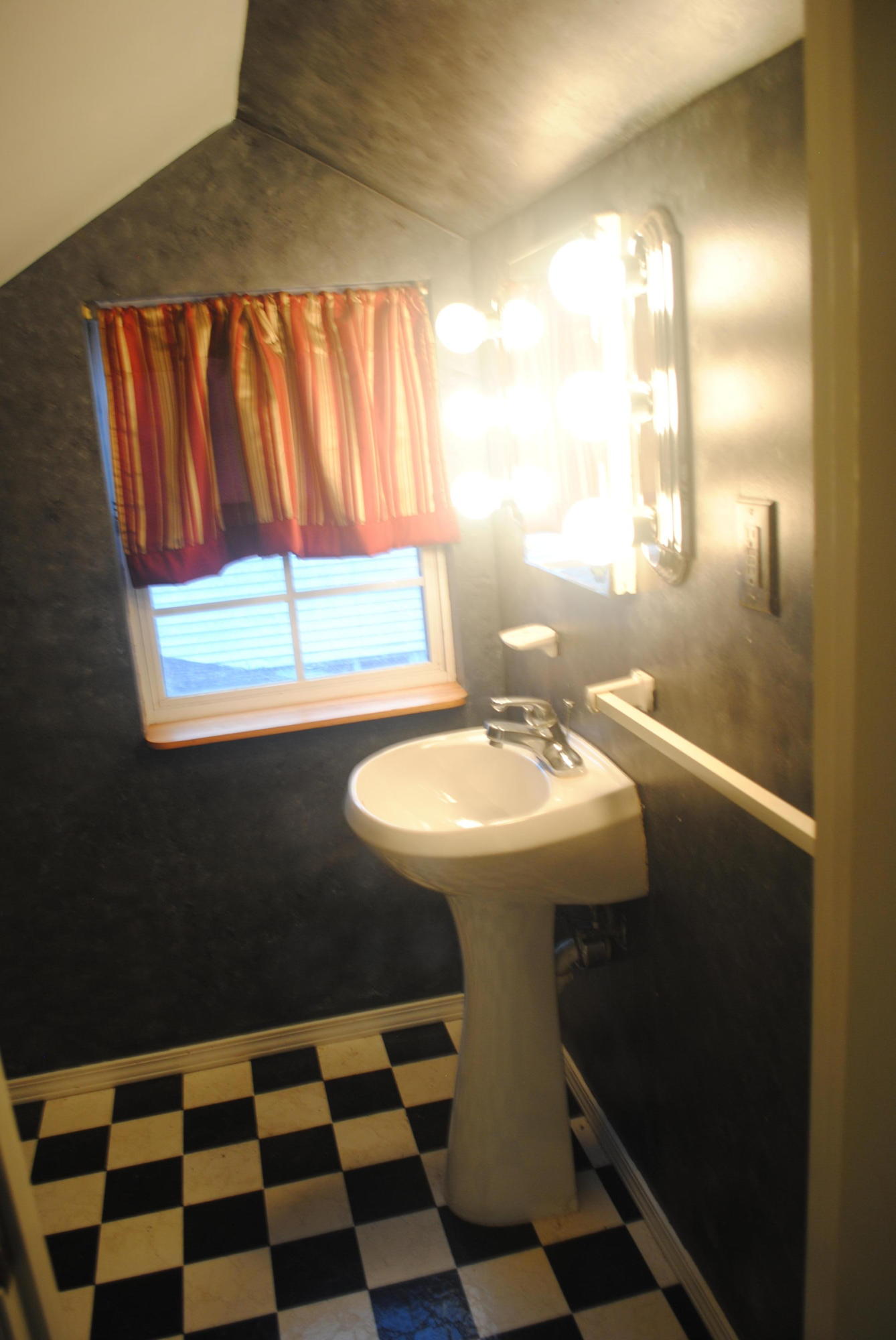4318 Hayes Road Knoxville, TN 37912 - Photo 19 of 20 Upstairs Bath