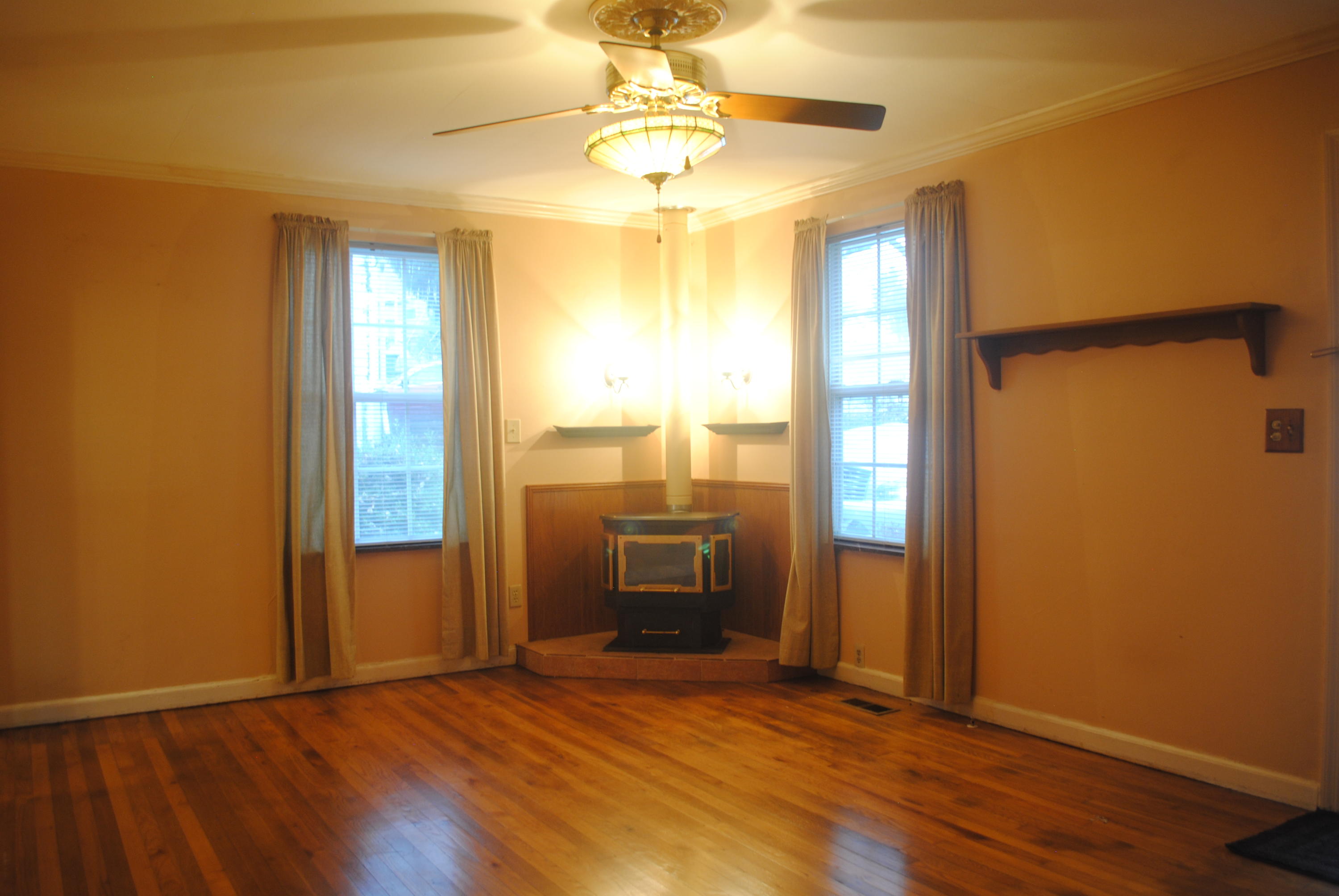 4318 Hayes Road Knoxville, TN 37912 - Photo 4 of 20 Living Room