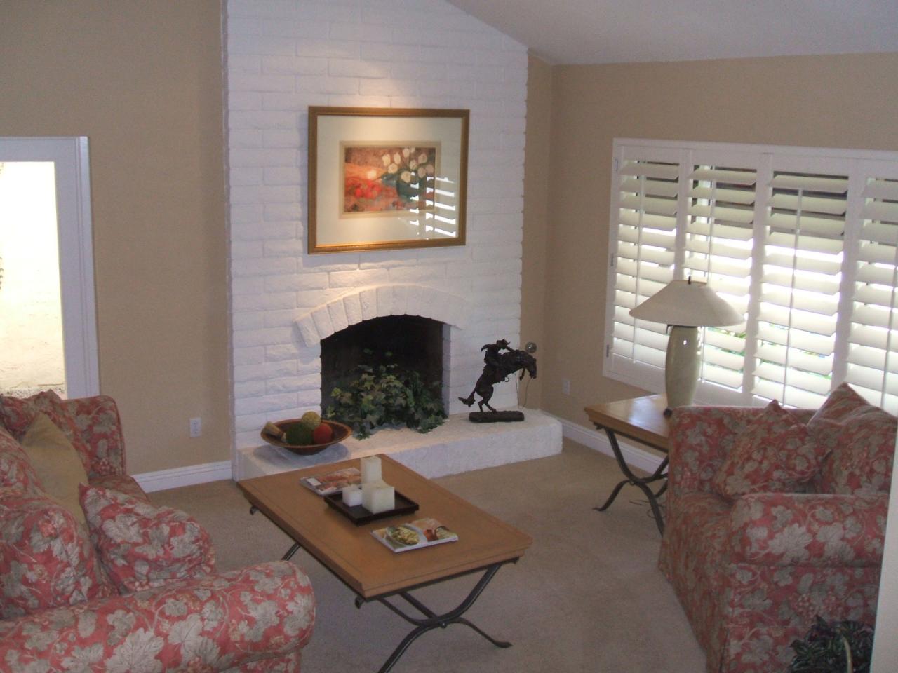 5627 South Outrigger Road Tempe, AZ 85283 - Photo 4 of 9 Living Room