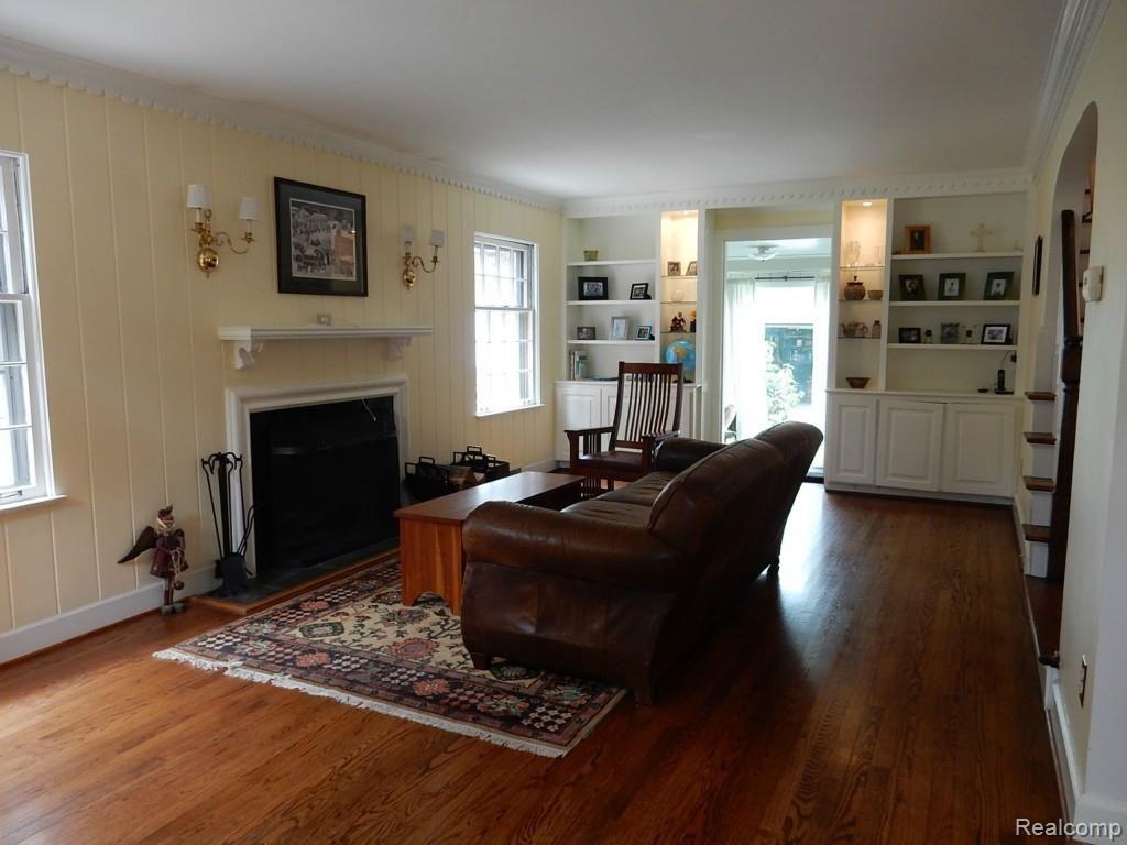 329 Merriweather Road Grosse Pointe, MI 48236 - Photo 2 of 19 329 Merriweather (1).jpg