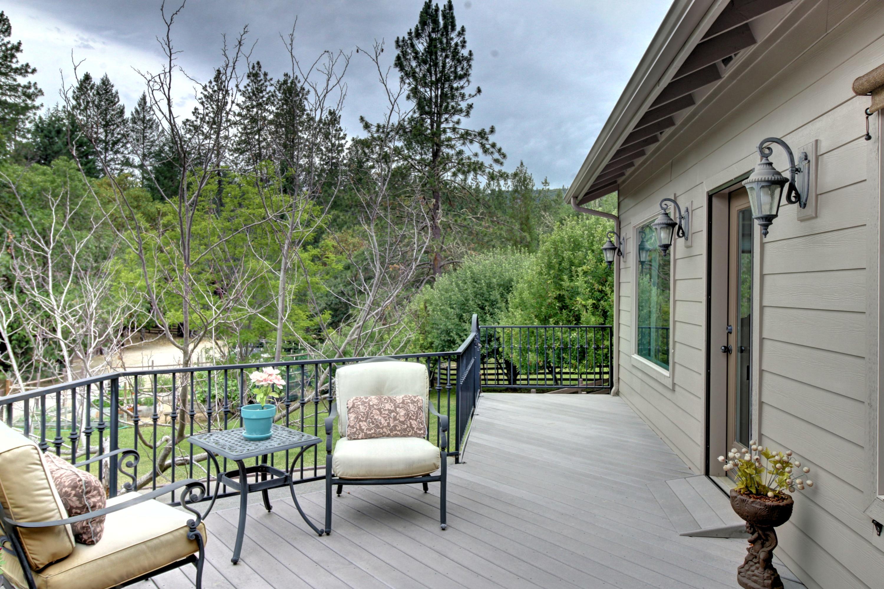 100 Springbrook Drive Grants Pass, OR 97527 - Photo 28 of 57 Main living Deck area