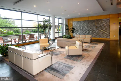 $2,400 | 2001 15th Street North, Unit 221, Arlington, VA 22201